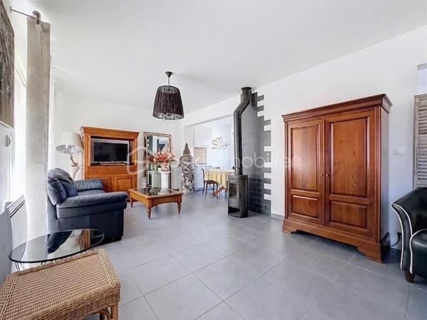Idéalement située à deux pas du centre-ville, des commerces et de tous les services, venez découvrir cette ravissante maison de ville mitoyenne, où vous n'aurez plus qu'à poser vos valises. Un véritable cocon entièrement remis au goût du jour, parfait pour une personne seule, un couple ou un investisseur à la recherche d'un placement serein.

Au rez-de-chaussée : Une belle pièce de vie conviviale et ouverte sur une cuisine moderne, entièrement aménagée et équipée. Ce niveau est complété par un WC indépendant et une grande buanderie ultra-pratique au quotidien.

À l'étage : Un palier dessert l'espace nuit composé de 2 chambres confortables et d'une salle d'eau contemporaine avec douche.

Les extérieurs : Un havre de paix en ville
À l'arrière, laissez-vous charmer par un joli terrain intimiste et sans vis-à-vis. Sa jolie terrasse sera le lieu idéal pour vos cafés ensoleillés, vos barbecues entre amis ou simplement pour vous détendre au calme après une longue journée.

Côté pratique, sous sol complet pour stocker ou garder au frais (petite cave à vin en sus !)