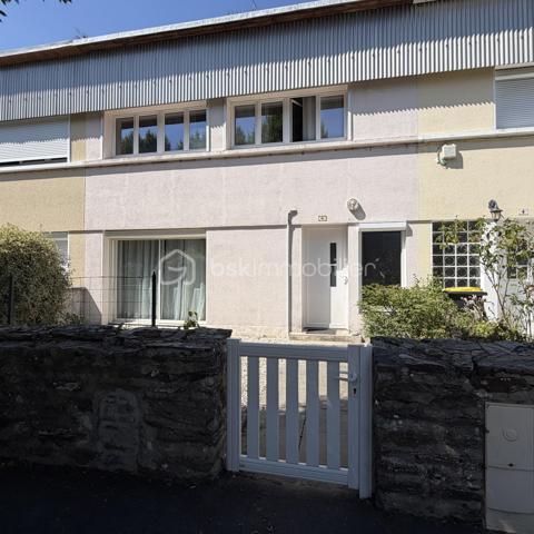 Idéalement située à deux pas du centre-ville, des commerces et de tous les services, venez découvrir cette ravissante maison de ville mitoyenne, où vous n'aurez plus qu'à poser vos valises. Un véritable cocon entièrement remis au goût du jour, parfait pour une personne seule, un couple ou un investisseur à la recherche d'un placement serein.

Au rez-de-chaussée : Une belle pièce de vie conviviale et ouverte sur une cuisine moderne, entièrement aménagée et équipée. Ce niveau est complété par un WC indépendant et une grande buanderie ultra-pratique au quotidien.

À l'étage : Un palier dessert l'espace nuit composé de 2 chambres confortables et d'une salle d'eau contemporaine avec douche.

Les extérieurs : Un havre de paix en ville
À l'arrière, laissez-vous charmer par un joli terrain intimiste et sans vis-à-vis. Sa jolie terrasse sera le lieu idéal pour vos cafés ensoleillés, vos barbecues entre amis ou simplement pour vous détendre au calme après une longue journée.

Côté pratique, sous sol complet pour stocker ou garder au frais (petite cave à vin en sus !)