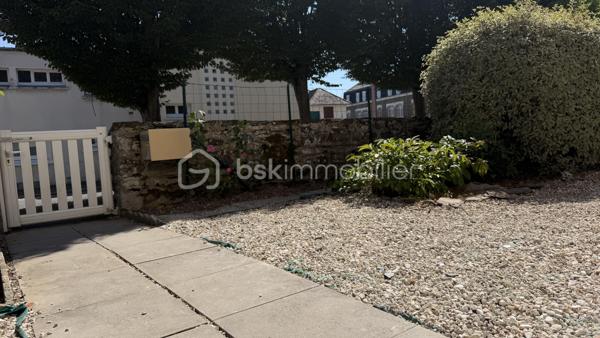 Idéalement située à deux pas du centre-ville, des commerces et de tous les services, venez découvrir cette ravissante maison de ville mitoyenne, où vous n'aurez plus qu'à poser vos valises. Un véritable cocon entièrement remis au goût du jour, parfait pour une personne seule, un couple ou un investisseur à la recherche d'un placement serein.

Au rez-de-chaussée : Une belle pièce de vie conviviale et ouverte sur une cuisine moderne, entièrement aménagée et équipée. Ce niveau est complété par un WC indépendant et une grande buanderie ultra-pratique au quotidien.

À l'étage : Un palier dessert l'espace nuit composé de 2 chambres confortables et d'une salle d'eau contemporaine avec douche.

Les extérieurs : Un havre de paix en ville
À l'arrière, laissez-vous charmer par un joli terrain intimiste et sans vis-à-vis. Sa jolie terrasse sera le lieu idéal pour vos cafés ensoleillés, vos barbecues entre amis ou simplement pour vous détendre au calme après une longue journée.

Côté pratique, sous sol complet pour stocker ou garder au frais (petite cave à vin en sus !)