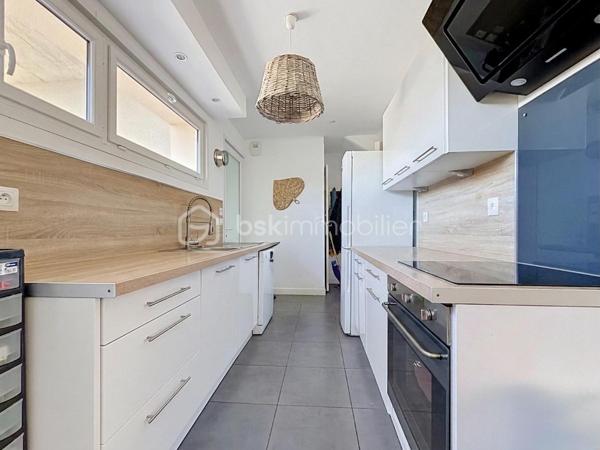 Idéalement située à deux pas du centre-ville, des commerces et de tous les services, venez découvrir cette ravissante maison de ville mitoyenne, où vous n'aurez plus qu'à poser vos valises. Un véritable cocon entièrement remis au goût du jour, parfait pour une personne seule, un couple ou un investisseur à la recherche d'un placement serein.

Au rez-de-chaussée : Une belle pièce de vie conviviale et ouverte sur une cuisine moderne, entièrement aménagée et équipée. Ce niveau est complété par un WC indépendant et une grande buanderie ultra-pratique au quotidien.

À l'étage : Un palier dessert l'espace nuit composé de 2 chambres confortables et d'une salle d'eau contemporaine avec douche.

Les extérieurs : Un havre de paix en ville
À l'arrière, laissez-vous charmer par un joli terrain intimiste et sans vis-à-vis. Sa jolie terrasse sera le lieu idéal pour vos cafés ensoleillés, vos barbecues entre amis ou simplement pour vous détendre au calme après une longue journée.

Côté pratique, sous sol complet pour stocker ou garder au frais (petite cave à vin en sus !)