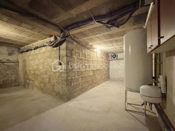 Idéalement située à deux pas du centre-ville, des commerces et de tous les services, venez découvrir cette ravissante maison de ville mitoyenne, où vous n'aurez plus qu'à poser vos valises. Un véritable cocon entièrement remis au goût du jour, parfait pour une personne seule, un couple ou un investisseur à la recherche d'un placement serein.

Au rez-de-chaussée : Une belle pièce de vie conviviale et ouverte sur une cuisine moderne, entièrement aménagée et équipée. Ce niveau est complété par un WC indépendant et une grande buanderie ultra-pratique au quotidien.

À l'étage : Un palier dessert l'espace nuit composé de 2 chambres confortables et d'une salle d'eau contemporaine avec douche.

Les extérieurs : Un havre de paix en ville
À l'arrière, laissez-vous charmer par un joli terrain intimiste et sans vis-à-vis. Sa jolie terrasse sera le lieu idéal pour vos cafés ensoleillés, vos barbecues entre amis ou simplement pour vous détendre au calme après une longue journée.

Côté pratique, sous sol complet pour stocker ou garder au frais (petite cave à vin en sus !)