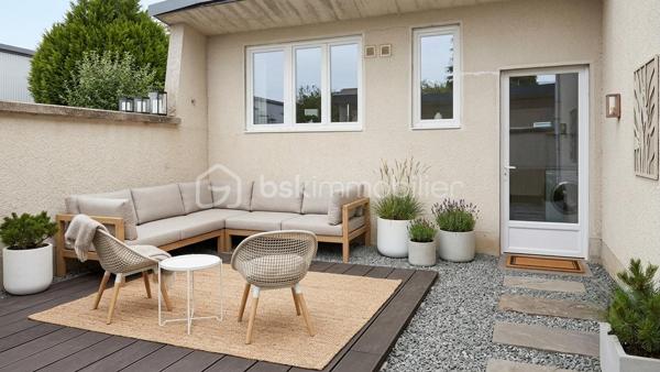 Idéalement située à deux pas du centre-ville, des commerces et de tous les services, venez découvrir cette ravissante maison de ville mitoyenne, où vous n'aurez plus qu'à poser vos valises. Un véritable cocon entièrement remis au goût du jour, parfait pour une personne seule, un couple ou un investisseur à la recherche d'un placement serein.

Au rez-de-chaussée : Une belle pièce de vie conviviale et ouverte sur une cuisine moderne, entièrement aménagée et équipée. Ce niveau est complété par un WC indépendant et une grande buanderie ultra-pratique au quotidien.

À l'étage : Un palier dessert l'espace nuit composé de 2 chambres confortables et d'une salle d'eau contemporaine avec douche.

Les extérieurs : Un havre de paix en ville
À l'arrière, laissez-vous charmer par un joli terrain intimiste et sans vis-à-vis. Sa jolie terrasse sera le lieu idéal pour vos cafés ensoleillés, vos barbecues entre amis ou simplement pour vous détendre au calme après une longue journée.

Côté pratique, sous sol complet pour stocker ou garder au frais (petite cave à vin en sus !)
