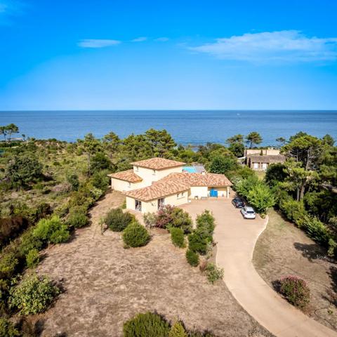 Corse : Solenzara, villa d'architecte pieds dans l'eau