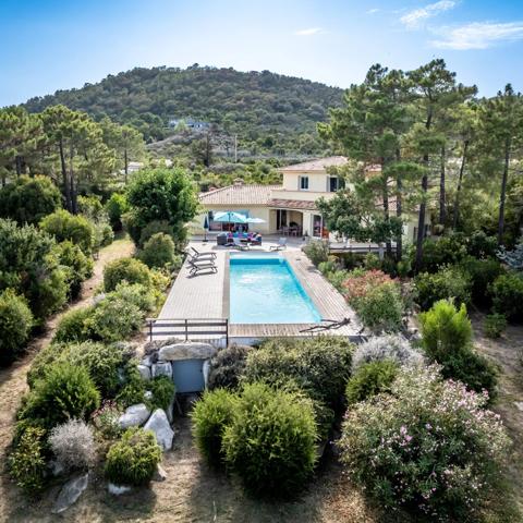 Corse : Solenzara, villa d'architecte pieds dans l'eau