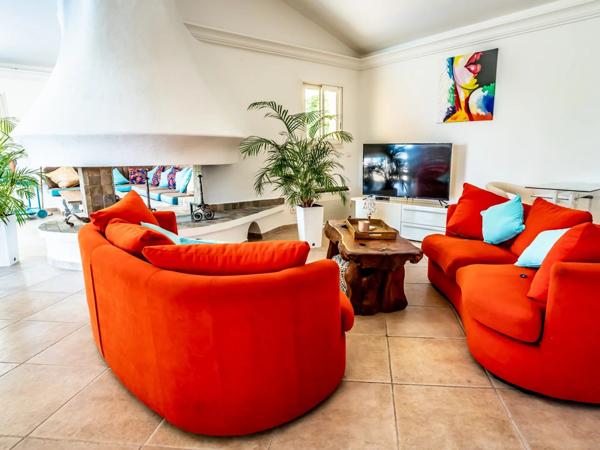 Corse : Solenzara, villa d'architecte pieds dans l'eau