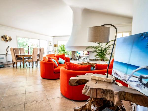 Corse : Solenzara, villa d'architecte pieds dans l'eau