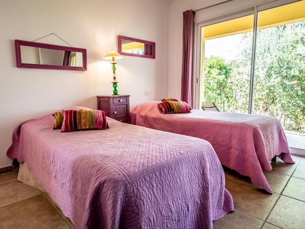 Corse : Solenzara, villa d'architecte pieds dans l'eau