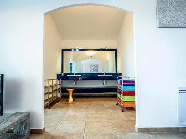 Corse : Solenzara, villa d'architecte pieds dans l'eau