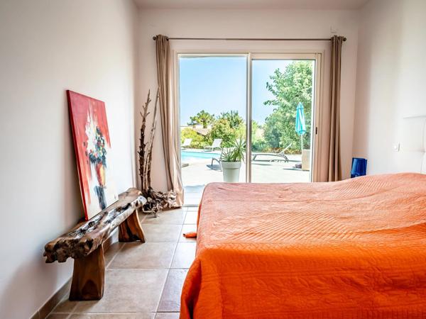 Corse : Solenzara, villa d'architecte pieds dans l'eau