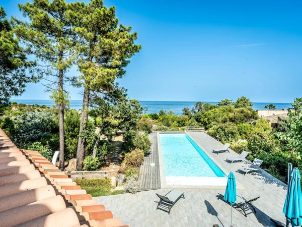 Corse : Solenzara, villa d'architecte pieds dans l'eau