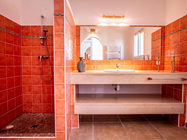 Corse : Solenzara, villa d'architecte pieds dans l'eau