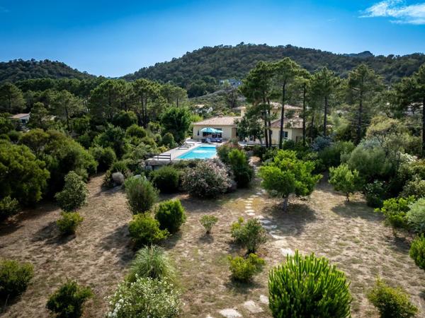 Corse : Solenzara, villa d'architecte pieds dans l'eau