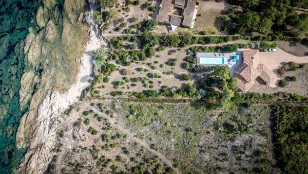 Corse : Solenzara, villa d'architecte pieds dans l'eau