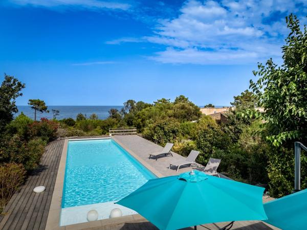 Corse : Solenzara, villa d'architecte pieds dans l'eau