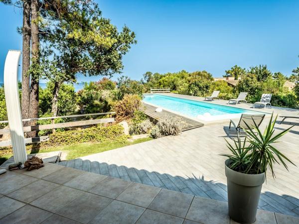 Corse : Solenzara, villa d'architecte pieds dans l'eau