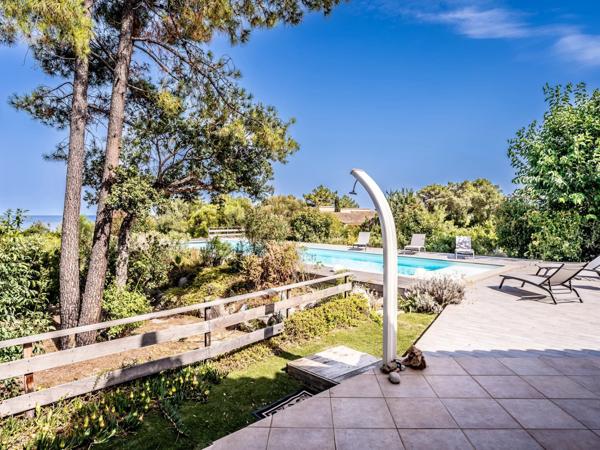 Corse : Solenzara, villa d'architecte pieds dans l'eau