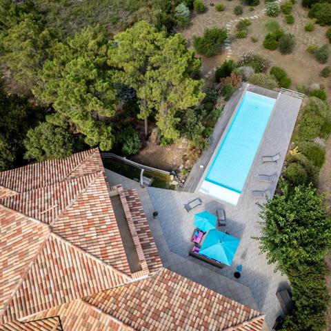 Corse : Solenzara, villa d'architecte pieds dans l'eau
