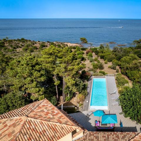 Corse : Solenzara, villa d'architecte pieds dans l'eau