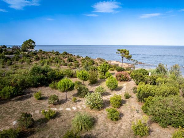 Corse : Solenzara, villa d'architecte pieds dans l'eau
