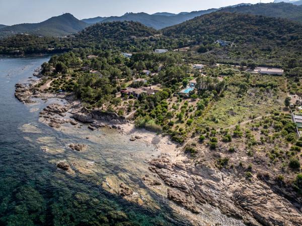 Corse : Solenzara, villa d'architecte pieds dans l'eau