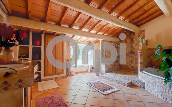 Maison à vendre    3 pièces • 186,35 m2 Reillanne