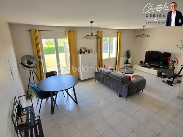 Christophe Debien, BSK Immobilier, vous présente en exclusivité cette maison de plain-pied, idéalement située au calme d'une impasse aux Essarts, commune d'Essarts-en-Bocage.

Vous recherchez une maison fonctionnelle, avec une belle pièce de vie, un jardin et un accès rapide aux principaux axes routiers ? Ce bien pourrait bien correspondre à votre projet.

Construite en 2001, cette maison offre environ 76 m² habitables sur une parcelle de 679 m². Elle se compose d'une entrée ouvrant sur une agréable pièce de vie avec cuisine de plus de 41 m², véritable cœur de la maison.

L'espace nuit dessert deux chambres avec placards, une salle de bains, des toilettes indépendantes ainsi que des rangements. Un garage de plus de 27 m² avec grenier complète l'ensemble et offre un bel espace supplémentaire de stockage. 

Côté extérieur, vous profiterez d'un terrain permettant de créer différents espaces selon vos envies : détente, jeux, jardin ou potager.

Une situation particulièrement intéressante pour vos déplacements :
•	environ 5 min des axes autoroutiers A83/A87 
•	environ 20 min des Herbiers 
•	environ 20 à 25 min de La Roche-sur-Yon 
•	environ 30 min de Montaigu-Vendée 
•	environ 40 à 45 min de Cholet 
•	moins d'une heure de Nantes 

Côté équipements : chaudière gaz de ville de 2020, menuiseries PVC double vitrage, fibre raccordée et tout-à-l'égout. 

Un plain-pied au calme, un beau terrain, un grand garage et une localisation permettant de rejoindre rapidement les principaux pôles économiques du secteur : autant d'atouts à découvrir lors d'une visite.

Pour davantage d'informations ou pour organiser une visite, contactez-moi 

Christophe Debien – BSK Immobilier

Conformément aux dispositions de la loi ELAN, tout candidat acquéreur est informé de son droit de se faire accompagner, lors de la visite, par un professionnel du bâtiment de son choix.
Il est demandé de signaler préalablement la présence de cet intervenant afin de permettre l’organisation de la visite dans des conditions adaptées.