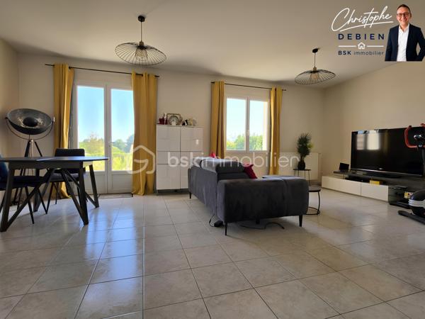 Christophe Debien, BSK Immobilier, vous présente en exclusivité cette maison de plain-pied, idéalement située au calme d'une impasse aux Essarts, commune d'Essarts-en-Bocage.

Vous recherchez une maison fonctionnelle, avec une belle pièce de vie, un jardin et un accès rapide aux principaux axes routiers ? Ce bien pourrait bien correspondre à votre projet.

Construite en 2001, cette maison offre environ 76 m² habitables sur une parcelle de 679 m². Elle se compose d'une entrée ouvrant sur une agréable pièce de vie avec cuisine de plus de 41 m², véritable cœur de la maison.

L'espace nuit dessert deux chambres avec placards, une salle de bains, des toilettes indépendantes ainsi que des rangements. Un garage de plus de 27 m² avec grenier complète l'ensemble et offre un bel espace supplémentaire de stockage. 

Côté extérieur, vous profiterez d'un terrain permettant de créer différents espaces selon vos envies : détente, jeux, jardin ou potager.

Une situation particulièrement intéressante pour vos déplacements :
•	environ 5 min des axes autoroutiers A83/A87 
•	environ 20 min des Herbiers 
•	environ 20 à 25 min de La Roche-sur-Yon 
•	environ 30 min de Montaigu-Vendée 
•	environ 40 à 45 min de Cholet 
•	moins d'une heure de Nantes 

Côté équipements : chaudière gaz de ville de 2020, menuiseries PVC double vitrage, fibre raccordée et tout-à-l'égout. 

Un plain-pied au calme, un beau terrain, un grand garage et une localisation permettant de rejoindre rapidement les principaux pôles économiques du secteur : autant d'atouts à découvrir lors d'une visite.

Pour davantage d'informations ou pour organiser une visite, contactez-moi 

Christophe Debien – BSK Immobilier

Conformément aux dispositions de la loi ELAN, tout candidat acquéreur est informé de son droit de se faire accompagner, lors de la visite, par un professionnel du bâtiment de son choix.
Il est demandé de signaler préalablement la présence de cet intervenant afin de permettre l’organisation de la visite dans des conditions adaptées.