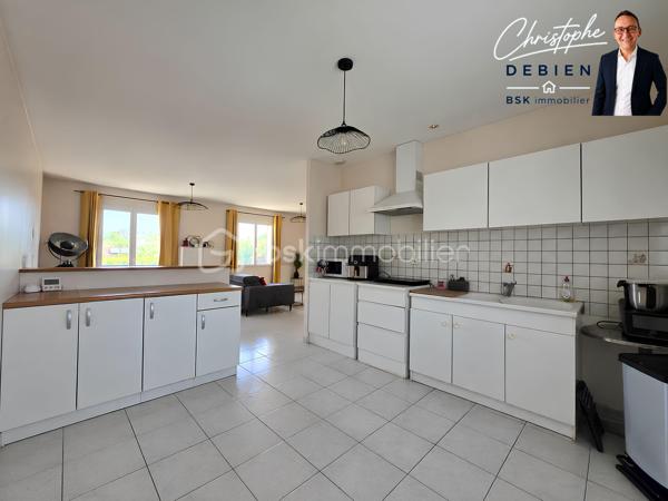 Christophe Debien, BSK Immobilier, vous présente en exclusivité cette maison de plain-pied, idéalement située au calme d'une impasse aux Essarts, commune d'Essarts-en-Bocage.

Vous recherchez une maison fonctionnelle, avec une belle pièce de vie, un jardin et un accès rapide aux principaux axes routiers ? Ce bien pourrait bien correspondre à votre projet.

Construite en 2001, cette maison offre environ 76 m² habitables sur une parcelle de 679 m². Elle se compose d'une entrée ouvrant sur une agréable pièce de vie avec cuisine de plus de 41 m², véritable cœur de la maison.

L'espace nuit dessert deux chambres avec placards, une salle de bains, des toilettes indépendantes ainsi que des rangements. Un garage de plus de 27 m² avec grenier complète l'ensemble et offre un bel espace supplémentaire de stockage. 

Côté extérieur, vous profiterez d'un terrain permettant de créer différents espaces selon vos envies : détente, jeux, jardin ou potager.

Une situation particulièrement intéressante pour vos déplacements :
•	environ 5 min des axes autoroutiers A83/A87 
•	environ 20 min des Herbiers 
•	environ 20 à 25 min de La Roche-sur-Yon 
•	environ 30 min de Montaigu-Vendée 
•	environ 40 à 45 min de Cholet 
•	moins d'une heure de Nantes 

Côté équipements : chaudière gaz de ville de 2020, menuiseries PVC double vitrage, fibre raccordée et tout-à-l'égout. 

Un plain-pied au calme, un beau terrain, un grand garage et une localisation permettant de rejoindre rapidement les principaux pôles économiques du secteur : autant d'atouts à découvrir lors d'une visite.

Pour davantage d'informations ou pour organiser une visite, contactez-moi 

Christophe Debien – BSK Immobilier

Conformément aux dispositions de la loi ELAN, tout candidat acquéreur est informé de son droit de se faire accompagner, lors de la visite, par un professionnel du bâtiment de son choix.
Il est demandé de signaler préalablement la présence de cet intervenant afin de permettre l’organisation de la visite dans des conditions adaptées.