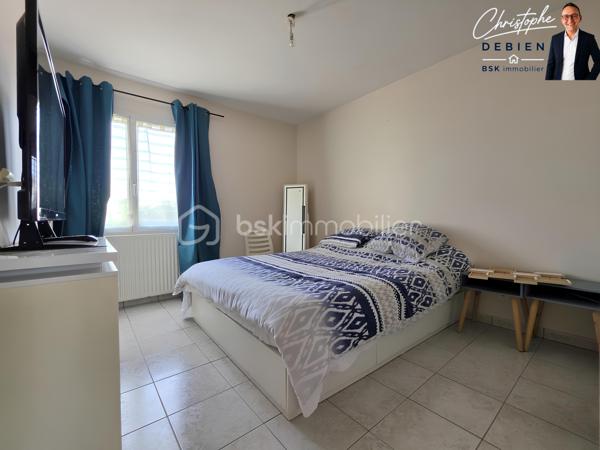 Christophe Debien, BSK Immobilier, vous présente en exclusivité cette maison de plain-pied, idéalement située au calme d'une impasse aux Essarts, commune d'Essarts-en-Bocage.

Vous recherchez une maison fonctionnelle, avec une belle pièce de vie, un jardin et un accès rapide aux principaux axes routiers ? Ce bien pourrait bien correspondre à votre projet.

Construite en 2001, cette maison offre environ 76 m² habitables sur une parcelle de 679 m². Elle se compose d'une entrée ouvrant sur une agréable pièce de vie avec cuisine de plus de 41 m², véritable cœur de la maison.

L'espace nuit dessert deux chambres avec placards, une salle de bains, des toilettes indépendantes ainsi que des rangements. Un garage de plus de 27 m² avec grenier complète l'ensemble et offre un bel espace supplémentaire de stockage. 

Côté extérieur, vous profiterez d'un terrain permettant de créer différents espaces selon vos envies : détente, jeux, jardin ou potager.

Une situation particulièrement intéressante pour vos déplacements :
•	environ 5 min des axes autoroutiers A83/A87 
•	environ 20 min des Herbiers 
•	environ 20 à 25 min de La Roche-sur-Yon 
•	environ 30 min de Montaigu-Vendée 
•	environ 40 à 45 min de Cholet 
•	moins d'une heure de Nantes 

Côté équipements : chaudière gaz de ville de 2020, menuiseries PVC double vitrage, fibre raccordée et tout-à-l'égout. 

Un plain-pied au calme, un beau terrain, un grand garage et une localisation permettant de rejoindre rapidement les principaux pôles économiques du secteur : autant d'atouts à découvrir lors d'une visite.

Pour davantage d'informations ou pour organiser une visite, contactez-moi 

Christophe Debien – BSK Immobilier

Conformément aux dispositions de la loi ELAN, tout candidat acquéreur est informé de son droit de se faire accompagner, lors de la visite, par un professionnel du bâtiment de son choix.
Il est demandé de signaler préalablement la présence de cet intervenant afin de permettre l’organisation de la visite dans des conditions adaptées.