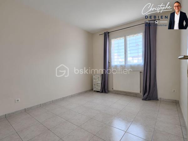 Christophe Debien, BSK Immobilier, vous présente en exclusivité cette maison de plain-pied, idéalement située au calme d'une impasse aux Essarts, commune d'Essarts-en-Bocage.

Vous recherchez une maison fonctionnelle, avec une belle pièce de vie, un jardin et un accès rapide aux principaux axes routiers ? Ce bien pourrait bien correspondre à votre projet.

Construite en 2001, cette maison offre environ 76 m² habitables sur une parcelle de 679 m². Elle se compose d'une entrée ouvrant sur une agréable pièce de vie avec cuisine de plus de 41 m², véritable cœur de la maison.

L'espace nuit dessert deux chambres avec placards, une salle de bains, des toilettes indépendantes ainsi que des rangements. Un garage de plus de 27 m² avec grenier complète l'ensemble et offre un bel espace supplémentaire de stockage. 

Côté extérieur, vous profiterez d'un terrain permettant de créer différents espaces selon vos envies : détente, jeux, jardin ou potager.

Une situation particulièrement intéressante pour vos déplacements :
•	environ 5 min des axes autoroutiers A83/A87 
•	environ 20 min des Herbiers 
•	environ 20 à 25 min de La Roche-sur-Yon 
•	environ 30 min de Montaigu-Vendée 
•	environ 40 à 45 min de Cholet 
•	moins d'une heure de Nantes 

Côté équipements : chaudière gaz de ville de 2020, menuiseries PVC double vitrage, fibre raccordée et tout-à-l'égout. 

Un plain-pied au calme, un beau terrain, un grand garage et une localisation permettant de rejoindre rapidement les principaux pôles économiques du secteur : autant d'atouts à découvrir lors d'une visite.

Pour davantage d'informations ou pour organiser une visite, contactez-moi 

Christophe Debien – BSK Immobilier

Conformément aux dispositions de la loi ELAN, tout candidat acquéreur est informé de son droit de se faire accompagner, lors de la visite, par un professionnel du bâtiment de son choix.
Il est demandé de signaler préalablement la présence de cet intervenant afin de permettre l’organisation de la visite dans des conditions adaptées.