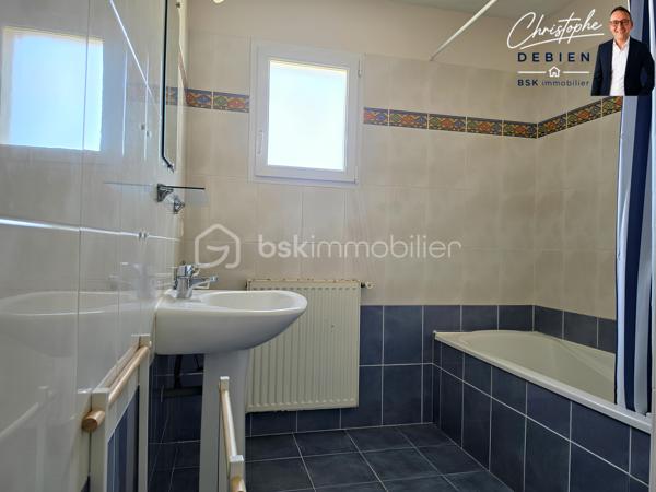Christophe Debien, BSK Immobilier, vous présente en exclusivité cette maison de plain-pied, idéalement située au calme d'une impasse aux Essarts, commune d'Essarts-en-Bocage.

Vous recherchez une maison fonctionnelle, avec une belle pièce de vie, un jardin et un accès rapide aux principaux axes routiers ? Ce bien pourrait bien correspondre à votre projet.

Construite en 2001, cette maison offre environ 76 m² habitables sur une parcelle de 679 m². Elle se compose d'une entrée ouvrant sur une agréable pièce de vie avec cuisine de plus de 41 m², véritable cœur de la maison.

L'espace nuit dessert deux chambres avec placards, une salle de bains, des toilettes indépendantes ainsi que des rangements. Un garage de plus de 27 m² avec grenier complète l'ensemble et offre un bel espace supplémentaire de stockage. 

Côté extérieur, vous profiterez d'un terrain permettant de créer différents espaces selon vos envies : détente, jeux, jardin ou potager.

Une situation particulièrement intéressante pour vos déplacements :
•	environ 5 min des axes autoroutiers A83/A87 
•	environ 20 min des Herbiers 
•	environ 20 à 25 min de La Roche-sur-Yon 
•	environ 30 min de Montaigu-Vendée 
•	environ 40 à 45 min de Cholet 
•	moins d'une heure de Nantes 

Côté équipements : chaudière gaz de ville de 2020, menuiseries PVC double vitrage, fibre raccordée et tout-à-l'égout. 

Un plain-pied au calme, un beau terrain, un grand garage et une localisation permettant de rejoindre rapidement les principaux pôles économiques du secteur : autant d'atouts à découvrir lors d'une visite.

Pour davantage d'informations ou pour organiser une visite, contactez-moi 

Christophe Debien – BSK Immobilier

Conformément aux dispositions de la loi ELAN, tout candidat acquéreur est informé de son droit de se faire accompagner, lors de la visite, par un professionnel du bâtiment de son choix.
Il est demandé de signaler préalablement la présence de cet intervenant afin de permettre l’organisation de la visite dans des conditions adaptées.