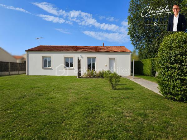 Christophe Debien, BSK Immobilier, vous présente en exclusivité cette maison de plain-pied, idéalement située au calme d'une impasse aux Essarts, commune d'Essarts-en-Bocage.

Vous recherchez une maison fonctionnelle, avec une belle pièce de vie, un jardin et un accès rapide aux principaux axes routiers ? Ce bien pourrait bien correspondre à votre projet.

Construite en 2001, cette maison offre environ 76 m² habitables sur une parcelle de 679 m². Elle se compose d'une entrée ouvrant sur une agréable pièce de vie avec cuisine de plus de 41 m², véritable cœur de la maison.

L'espace nuit dessert deux chambres avec placards, une salle de bains, des toilettes indépendantes ainsi que des rangements. Un garage de plus de 27 m² avec grenier complète l'ensemble et offre un bel espace supplémentaire de stockage. 

Côté extérieur, vous profiterez d'un terrain permettant de créer différents espaces selon vos envies : détente, jeux, jardin ou potager.

Une situation particulièrement intéressante pour vos déplacements :
•	environ 5 min des axes autoroutiers A83/A87 
•	environ 20 min des Herbiers 
•	environ 20 à 25 min de La Roche-sur-Yon 
•	environ 30 min de Montaigu-Vendée 
•	environ 40 à 45 min de Cholet 
•	moins d'une heure de Nantes 

Côté équipements : chaudière gaz de ville de 2020, menuiseries PVC double vitrage, fibre raccordée et tout-à-l'égout. 

Un plain-pied au calme, un beau terrain, un grand garage et une localisation permettant de rejoindre rapidement les principaux pôles économiques du secteur : autant d'atouts à découvrir lors d'une visite.

Pour davantage d'informations ou pour organiser une visite, contactez-moi 

Christophe Debien – BSK Immobilier

Conformément aux dispositions de la loi ELAN, tout candidat acquéreur est informé de son droit de se faire accompagner, lors de la visite, par un professionnel du bâtiment de son choix.
Il est demandé de signaler préalablement la présence de cet intervenant afin de permettre l’organisation de la visite dans des conditions adaptées.