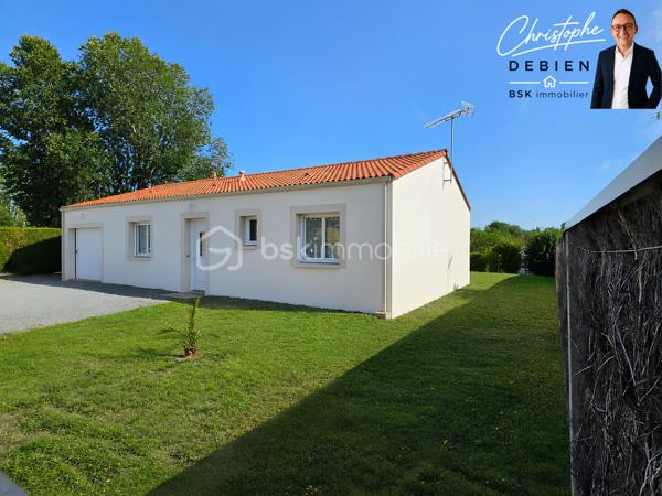 Christophe Debien, BSK Immobilier, vous présente en exclusivité cette maison de plain-pied, idéalement située au calme d'une impasse aux Essarts, commune d'Essarts-en-Bocage.

Vous recherchez une maison fonctionnelle, avec une belle pièce de vie, un jardin et un accès rapide aux principaux axes routiers ? Ce bien pourrait bien correspondre à votre projet.

Construite en 2001, cette maison offre environ 76 m² habitables sur une parcelle de 679 m². Elle se compose d'une entrée ouvrant sur une agréable pièce de vie avec cuisine de plus de 41 m², véritable cœur de la maison.

L'espace nuit dessert deux chambres avec placards, une salle de bains, des toilettes indépendantes ainsi que des rangements. Un garage de plus de 27 m² avec grenier complète l'ensemble et offre un bel espace supplémentaire de stockage. 

Côté extérieur, vous profiterez d'un terrain permettant de créer différents espaces selon vos envies : détente, jeux, jardin ou potager.

Une situation particulièrement intéressante pour vos déplacements :
•	environ 5 min des axes autoroutiers A83/A87 
•	environ 20 min des Herbiers 
•	environ 20 à 25 min de La Roche-sur-Yon 
•	environ 30 min de Montaigu-Vendée 
•	environ 40 à 45 min de Cholet 
•	moins d'une heure de Nantes 

Côté équipements : chaudière gaz de ville de 2020, menuiseries PVC double vitrage, fibre raccordée et tout-à-l'égout. 

Un plain-pied au calme, un beau terrain, un grand garage et une localisation permettant de rejoindre rapidement les principaux pôles économiques du secteur : autant d'atouts à découvrir lors d'une visite.

Pour davantage d'informations ou pour organiser une visite, contactez-moi 

Christophe Debien – BSK Immobilier

Conformément aux dispositions de la loi ELAN, tout candidat acquéreur est informé de son droit de se faire accompagner, lors de la visite, par un professionnel du bâtiment de son choix.
Il est demandé de signaler préalablement la présence de cet intervenant afin de permettre l’organisation de la visite dans des conditions adaptées.