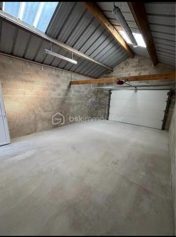Niché dans un quartier paisible, priche de tt commodités et transports scolaires 

DÉCOUVREZ cette maison à vendre de 106 m², datant de 1948, un véritable havre de paix. Laissez-vous séduire par son ambiance conviviale et son emplacement privilégié à proximité de toutes commodités urbaines.

Cette maison dispose de six pièces spacieuses dont 5 chambres, parfaitement agencées sur deux niveaux, offrant un espace de vie généreux et fonctionnel. Profitez de deux terrasses pour vos moments de détente, ainsi que de deux parkings privés pour votre confort, son sous-sol complet et garage indépendant 

À l'intérieur, les pièces sont baignées de lumière naturelle, avec une cave pour le rangement. Bien entretenue, cette propriété respire authenticité et chaleur.

Proche des transports et des commerces, ne manquez pas cette opportunité unique d'acquérir un bien de caractère. Contactez Marie-Antoinette ADEL pour visiter.