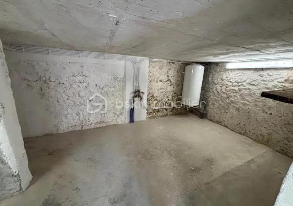 Niché dans un quartier paisible, priche de tt commodités et transports scolaires 

DÉCOUVREZ cette maison à vendre de 106 m², datant de 1948, un véritable havre de paix. Laissez-vous séduire par son ambiance conviviale et son emplacement privilégié à proximité de toutes commodités urbaines.

Cette maison dispose de six pièces spacieuses dont 5 chambres, parfaitement agencées sur deux niveaux, offrant un espace de vie généreux et fonctionnel. Profitez de deux terrasses pour vos moments de détente, ainsi que de deux parkings privés pour votre confort, son sous-sol complet et garage indépendant 

À l'intérieur, les pièces sont baignées de lumière naturelle, avec une cave pour le rangement. Bien entretenue, cette propriété respire authenticité et chaleur.

Proche des transports et des commerces, ne manquez pas cette opportunité unique d'acquérir un bien de caractère. Contactez Marie-Antoinette ADEL pour visiter.