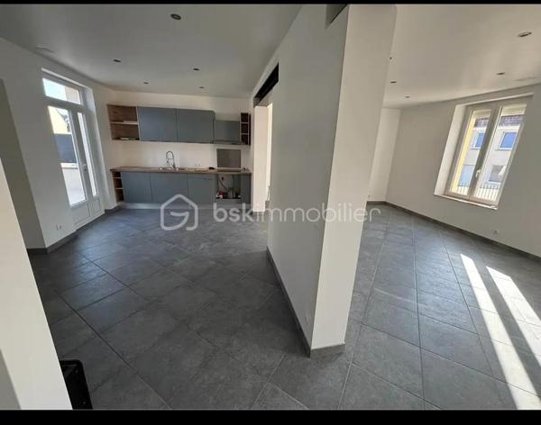 Niché dans un quartier paisible, priche de tt commodités et transports scolaires 

DÉCOUVREZ cette maison à vendre de 106 m², datant de 1948, un véritable havre de paix. Laissez-vous séduire par son ambiance conviviale et son emplacement privilégié à proximité de toutes commodités urbaines.

Cette maison dispose de six pièces spacieuses dont 5 chambres, parfaitement agencées sur deux niveaux, offrant un espace de vie généreux et fonctionnel. Profitez de deux terrasses pour vos moments de détente, ainsi que de deux parkings privés pour votre confort, son sous-sol complet et garage indépendant 

À l'intérieur, les pièces sont baignées de lumière naturelle, avec une cave pour le rangement. Bien entretenue, cette propriété respire authenticité et chaleur.

Proche des transports et des commerces, ne manquez pas cette opportunité unique d'acquérir un bien de caractère. Contactez Marie-Antoinette ADEL pour visiter.