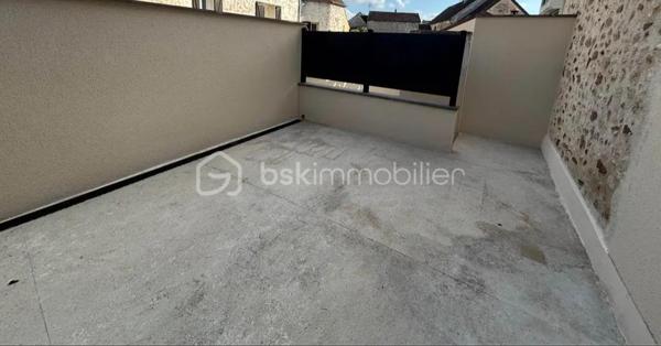 Niché dans un quartier paisible, priche de tt commodités et transports scolaires 

DÉCOUVREZ cette maison à vendre de 106 m², datant de 1948, un véritable havre de paix. Laissez-vous séduire par son ambiance conviviale et son emplacement privilégié à proximité de toutes commodités urbaines.

Cette maison dispose de six pièces spacieuses dont 5 chambres, parfaitement agencées sur deux niveaux, offrant un espace de vie généreux et fonctionnel. Profitez de deux terrasses pour vos moments de détente, ainsi que de deux parkings privés pour votre confort, son sous-sol complet et garage indépendant 

À l'intérieur, les pièces sont baignées de lumière naturelle, avec une cave pour le rangement. Bien entretenue, cette propriété respire authenticité et chaleur.

Proche des transports et des commerces, ne manquez pas cette opportunité unique d'acquérir un bien de caractère. Contactez Marie-Antoinette ADEL pour visiter.