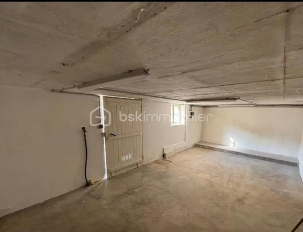 Niché dans un quartier paisible, priche de tt commodités et transports scolaires 

DÉCOUVREZ cette maison à vendre de 106 m², datant de 1948, un véritable havre de paix. Laissez-vous séduire par son ambiance conviviale et son emplacement privilégié à proximité de toutes commodités urbaines.

Cette maison dispose de six pièces spacieuses dont 5 chambres, parfaitement agencées sur deux niveaux, offrant un espace de vie généreux et fonctionnel. Profitez de deux terrasses pour vos moments de détente, ainsi que de deux parkings privés pour votre confort, son sous-sol complet et garage indépendant 

À l'intérieur, les pièces sont baignées de lumière naturelle, avec une cave pour le rangement. Bien entretenue, cette propriété respire authenticité et chaleur.

Proche des transports et des commerces, ne manquez pas cette opportunité unique d'acquérir un bien de caractère. Contactez Marie-Antoinette ADEL pour visiter.