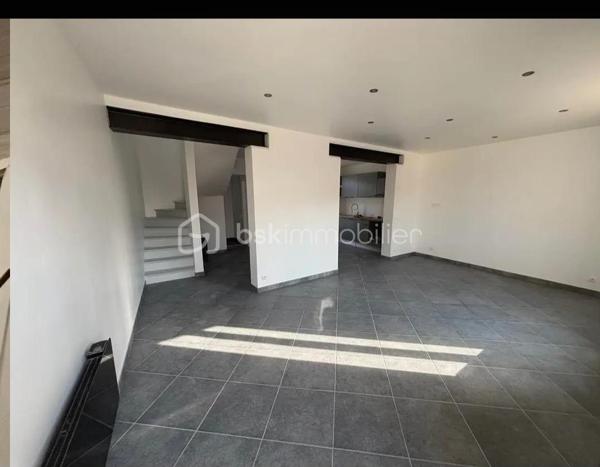 Niché dans un quartier paisible, priche de tt commodités et transports scolaires 

DÉCOUVREZ cette maison à vendre de 106 m², datant de 1948, un véritable havre de paix. Laissez-vous séduire par son ambiance conviviale et son emplacement privilégié à proximité de toutes commodités urbaines.

Cette maison dispose de six pièces spacieuses dont 5 chambres, parfaitement agencées sur deux niveaux, offrant un espace de vie généreux et fonctionnel. Profitez de deux terrasses pour vos moments de détente, ainsi que de deux parkings privés pour votre confort, son sous-sol complet et garage indépendant 

À l'intérieur, les pièces sont baignées de lumière naturelle, avec une cave pour le rangement. Bien entretenue, cette propriété respire authenticité et chaleur.

Proche des transports et des commerces, ne manquez pas cette opportunité unique d'acquérir un bien de caractère. Contactez Marie-Antoinette ADEL pour visiter.