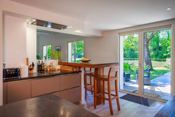 Vente                                                      Maison
                        
                     5 pièces                      160 m2                     à Sanguinet