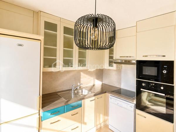 Découvrez cet appartement de plain-pied, idéalement situé à seulement 2 minutes à pied de la plage et à proximité immédiate des commerces de la place du Tertre.

Il se compose d’une cuisine ouverte sur séjour , d’un salon faisant également office de coin nuit, d’une chambre équipée de placards et porte-fenêtre ouvrant sur la terrasse, ainsi que d'une salle d'eau avec WC.

Ses véritables atouts ! la CLIMATISATION NEUVE, une belle TERRASSE sans vis-à-vis, parfaite pour profiter des beaux jours en toute tranquillité, un grand CELLIER offrant un espace de stockage supplémentaire et une place de PARKING.

Que ce soit pour une résidence principale, un pied-à-terre ou un investissement locatif, cet appartement réunit tous les critères pour vous séduire. À visiter sans tarder !