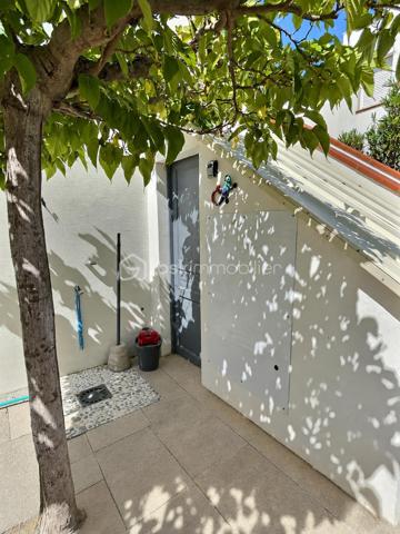 Découvrez cet appartement de plain-pied, idéalement situé à seulement 2 minutes à pied de la plage et à proximité immédiate des commerces de la place du Tertre.

Il se compose d’une cuisine ouverte sur séjour , d’un salon faisant également office de coin nuit, d’une chambre équipée de placards et porte-fenêtre ouvrant sur la terrasse, ainsi que d'une salle d'eau avec WC.

Ses véritables atouts ! la CLIMATISATION NEUVE, une belle TERRASSE sans vis-à-vis, parfaite pour profiter des beaux jours en toute tranquillité, un grand CELLIER offrant un espace de stockage supplémentaire et une place de PARKING.

Que ce soit pour une résidence principale, un pied-à-terre ou un investissement locatif, cet appartement réunit tous les critères pour vous séduire. À visiter sans tarder !