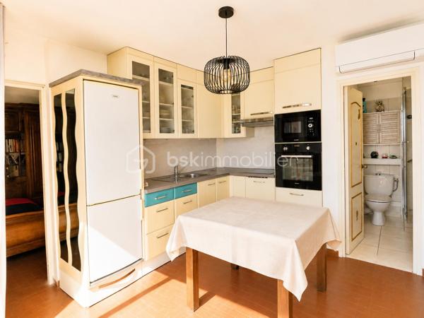 Découvrez cet appartement de plain-pied, idéalement situé à seulement 2 minutes à pied de la plage et à proximité immédiate des commerces de la place du Tertre.

Il se compose d’une cuisine ouverte sur séjour , d’un salon faisant également office de coin nuit, d’une chambre équipée de placards et porte-fenêtre ouvrant sur la terrasse, ainsi que d'une salle d'eau avec WC.

Ses véritables atouts ! la CLIMATISATION NEUVE, une belle TERRASSE sans vis-à-vis, parfaite pour profiter des beaux jours en toute tranquillité, un grand CELLIER offrant un espace de stockage supplémentaire et une place de PARKING.

Que ce soit pour une résidence principale, un pied-à-terre ou un investissement locatif, cet appartement réunit tous les critères pour vous séduire. À visiter sans tarder !