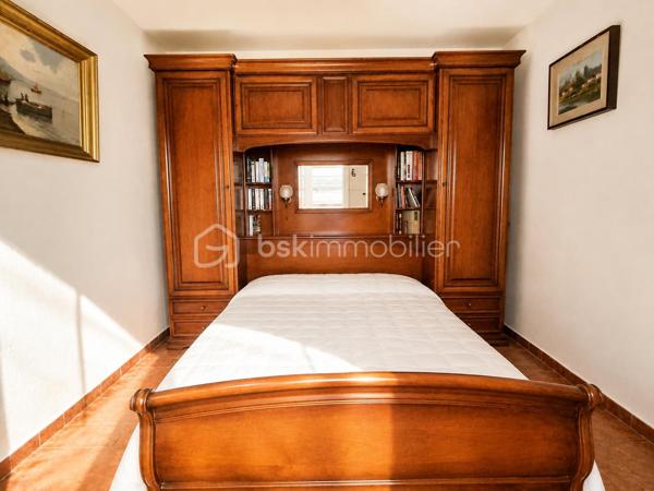 Découvrez cet appartement de plain-pied, idéalement situé à seulement 2 minutes à pied de la plage et à proximité immédiate des commerces de la place du Tertre.

Il se compose d’une cuisine ouverte sur séjour , d’un salon faisant également office de coin nuit, d’une chambre équipée de placards et porte-fenêtre ouvrant sur la terrasse, ainsi que d'une salle d'eau avec WC.

Ses véritables atouts ! la CLIMATISATION NEUVE, une belle TERRASSE sans vis-à-vis, parfaite pour profiter des beaux jours en toute tranquillité, un grand CELLIER offrant un espace de stockage supplémentaire et une place de PARKING.

Que ce soit pour une résidence principale, un pied-à-terre ou un investissement locatif, cet appartement réunit tous les critères pour vous séduire. À visiter sans tarder !