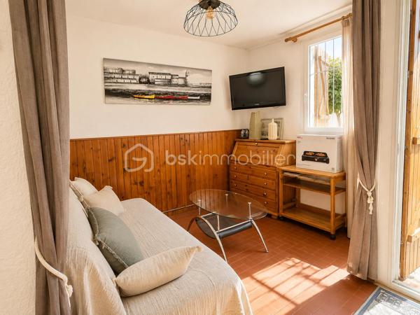 Découvrez cet appartement de plain-pied, idéalement situé à seulement 2 minutes à pied de la plage et à proximité immédiate des commerces de la place du Tertre.

Il se compose d’une cuisine ouverte sur séjour , d’un salon faisant également office de coin nuit, d’une chambre équipée de placards et porte-fenêtre ouvrant sur la terrasse, ainsi que d'une salle d'eau avec WC.

Ses véritables atouts ! la CLIMATISATION NEUVE, une belle TERRASSE sans vis-à-vis, parfaite pour profiter des beaux jours en toute tranquillité, un grand CELLIER offrant un espace de stockage supplémentaire et une place de PARKING.

Que ce soit pour une résidence principale, un pied-à-terre ou un investissement locatif, cet appartement réunit tous les critères pour vous séduire. À visiter sans tarder !