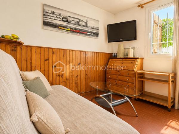 Découvrez cet appartement de plain-pied, idéalement situé à seulement 2 minutes à pied de la plage et à proximité immédiate des commerces de la place du Tertre.

Il se compose d’une cuisine ouverte sur séjour , d’un salon faisant également office de coin nuit, d’une chambre équipée de placards et porte-fenêtre ouvrant sur la terrasse, ainsi que d'une salle d'eau avec WC.

Ses véritables atouts ! la CLIMATISATION NEUVE, une belle TERRASSE sans vis-à-vis, parfaite pour profiter des beaux jours en toute tranquillité, un grand CELLIER offrant un espace de stockage supplémentaire et une place de PARKING.

Que ce soit pour une résidence principale, un pied-à-terre ou un investissement locatif, cet appartement réunit tous les critères pour vous séduire. À visiter sans tarder !