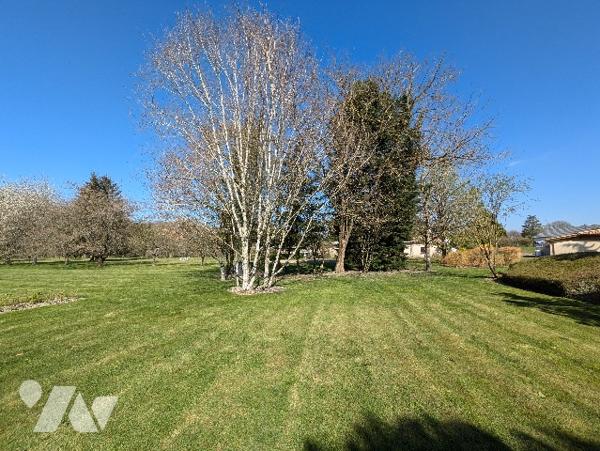 LA GRANGE AUX BOIS - Pavillon en parfait état de 201m² avec terrain de 5711m²