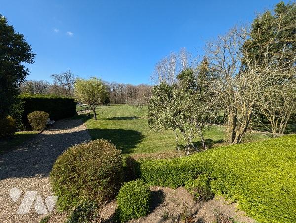 LA GRANGE AUX BOIS - Pavillon en parfait état de 201m² avec terrain de 5711m²