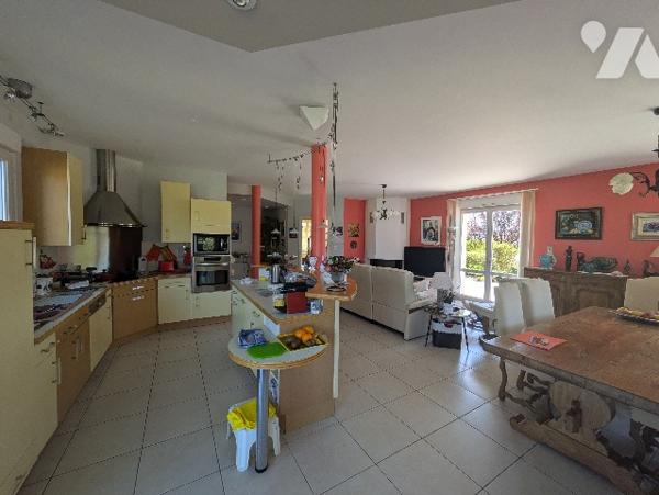 LA GRANGE AUX BOIS - Pavillon en parfait état de 201m² avec terrain de 5711m²