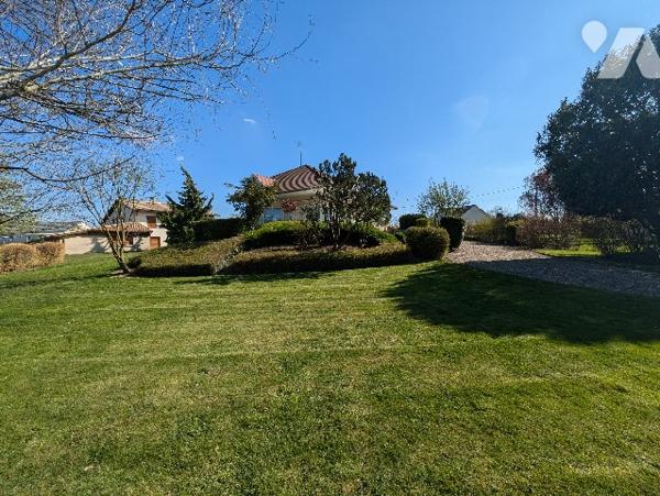 LA GRANGE AUX BOIS - Pavillon en parfait état de 201m² avec terrain de 5711m²